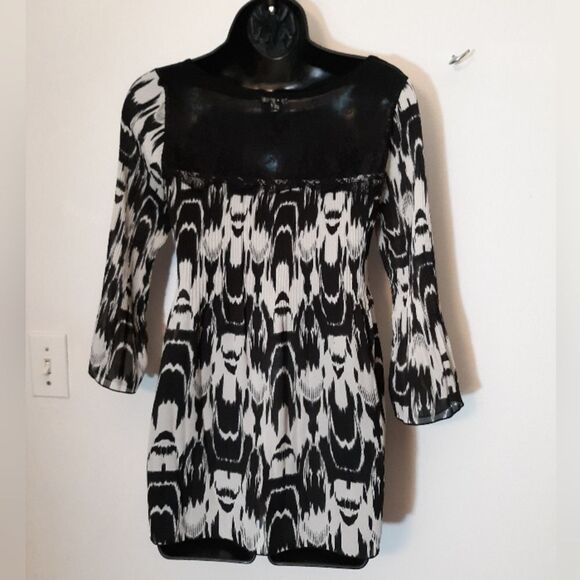 Nicola black/white crinkle lace blouse - Picture 3 of 6